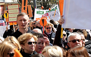 Manifestacja strajkujących nauczycieli przed olsztyńskim ratuszem. Z protestującymi spotkał się przewodniczący ZNP Sławomir Broniarz
